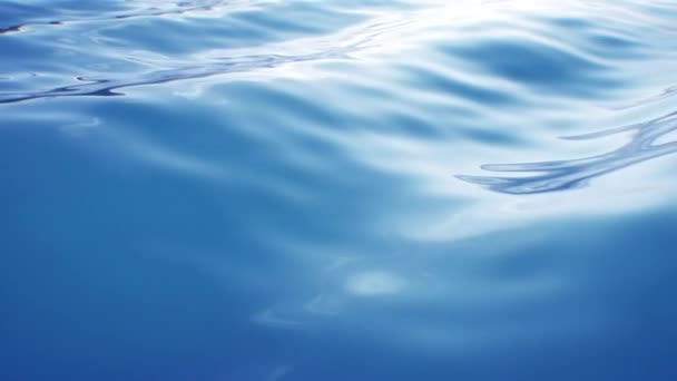 Gyönyörű hullámok kék elvont víz felületen zökkenőmentes. Looped 3D animáció 4k Ultra HD 3840x2160. — Stock videók