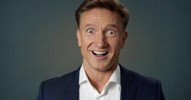 Yakından Erkek Yüzü Ecstasy 'sine hayran kaldım. Mouth Open ile kameraya bakan memnun iş adamı. Yakışıklı Yetişkin Erkek Yönetici Kafayı Bulmak İçin Portre Çekiyor. Modern İş Teknolojisi Konsepti.