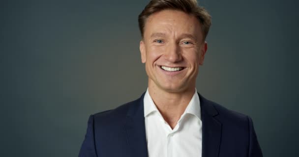 Gelukkig Knappe Professionele Zakenman Lachen bij Camera Slow Motion. Succesvolle Lucky Confident Leader Poseren. Close-up Joyful Face Adult Male Manager Portret. Modern Business Technology Concept. — Stockvideo