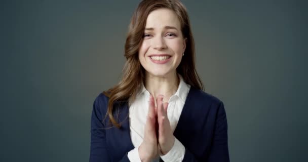 Jovem feliz mulher encantada batendo palmas na câmera. Surpreendido menina bonita Applauding, Sorrindo e rindo. Close-up bela cara caucasiana empresária entusiasmada por boas notícias em câmera lenta. — Vídeo de Stock