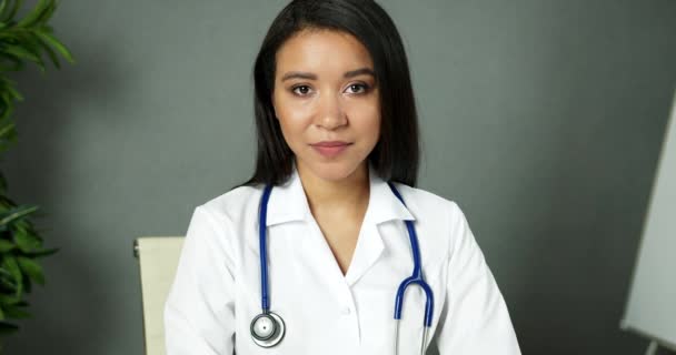 여성 의사와 비디오 콘퍼런스를 통해 먼 환자와 이야기하는 것. American Woman Medic Close-up Portrait White Coat Consulting Remote Patient Using Modern Digital Technologies Telemedicine. — 비디오