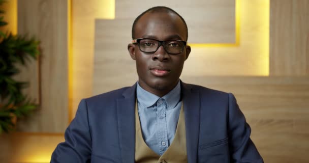 Handsome African-American Young Businessman Talking via Online App Using Modern Technology at Office. Detail obličeje Portrét Muž Posing na obchodní video konference s notebookem. — Stock video