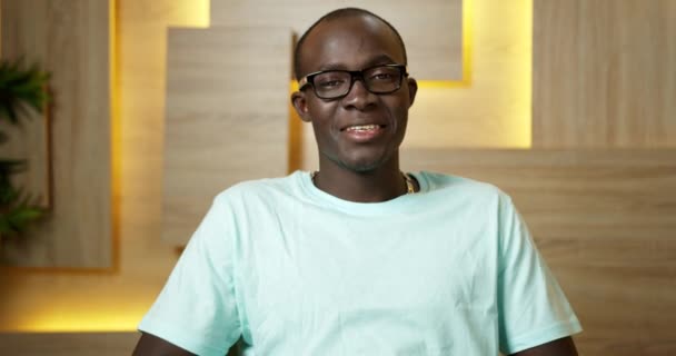 Jóképű Boldog Fekete Diák Beszélgetés és Nevetés Videokonferencia segítségével Modern technológia. Közelkép Arc portré afro-amerikai férfi pózol az online tanulási folyamat Laptop. — Stock videók