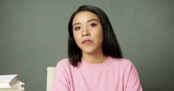 Happy Pretty Student Girl Talking and Laughing melalui Konferensi Video menggunakan Teknologi Pendidikan Modern. Foto Wajah Dekat Black Afro-American Posing at Online Learning Process with Laptop. — Stok Video