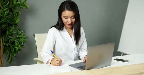 Jovem Médica Bonita Falando com Paciente Distante Usando Chat Virtual Online. Consulta Remota Médica Profissional Sorrindo Trabalhando com Laptop em Video Conference Telemedicina Computer Call — Vídeo de Stock