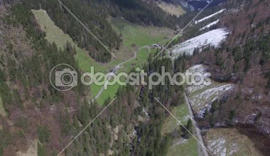Bir uçuş bir kulübe yönünde bir vadi üzerinden hava atış