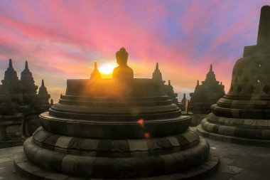 Borobudur, Endonezya 'nın başkenti Orta Cava' da yer alan bir 9. yüzyıl Mahayana Budist tapınağıdır. Anıt, merkezi bir kubbenin tepesinde altı kare ve üç dairesel olmak üzere dokuz adet üst üste yığılmış platformdan oluşuyor.