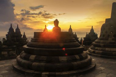 Borobudur, Endonezya 'nın başkenti Orta Cava' da yer alan bir 9. yüzyıl Mahayana Budist tapınağıdır. Anıt, merkezi bir kubbenin tepesinde altı kare ve üç dairesel olmak üzere dokuz adet üst üste yığılmış platformdan oluşuyor.