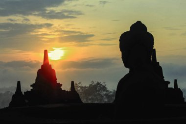 Borobudur, Endonezya 'nın başkenti Orta Cava' da yer alan bir 9. yüzyıl Mahayana Budist tapınağıdır. Anıt, merkezi bir kubbenin tepesinde altı kare ve üç dairesel olmak üzere dokuz adet üst üste yığılmış platformdan oluşuyor.