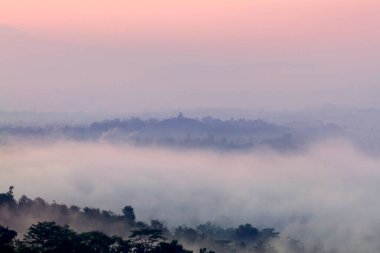 Borobudur, Endonezya 'nın başkenti Orta Cava' da yer alan bir 9. yüzyıl Mahayana Budist tapınağıdır. Anıt, merkezi bir kubbenin tepesinde altı kare ve üç dairesel olmak üzere dokuz adet üst üste yığılmış platformdan oluşuyor.