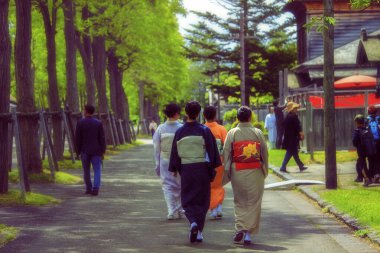 Japon dağlık adası Hokkaido 'nun başkenti Sapporo, bira, kayak ve yıllık Sapporo Kar Festivali ile ünlüdür. 