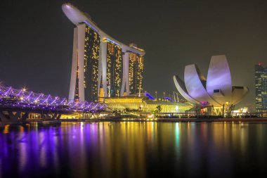 Singapur 'un dünyanın en büyük çatı havuzu için en ikonik oteli, ödüllü yemek, ve çok çeşitli alışveriş ve eğlence seçenekleri.