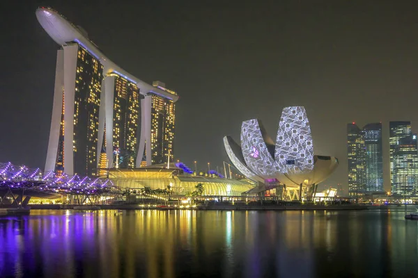 新加坡是世界上最大的屋顶无限大池最具标志性的酒店 获奖餐厅以及多种购物和娱乐选择 — 图库照片