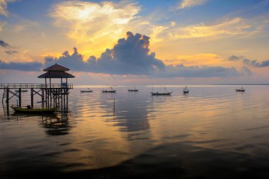 Surabaya, Endonezya 'nın Doğu Cava eyaletinin başkenti ve Jakarta' dan sonra ülkenin en büyük ikinci şehridir.. 