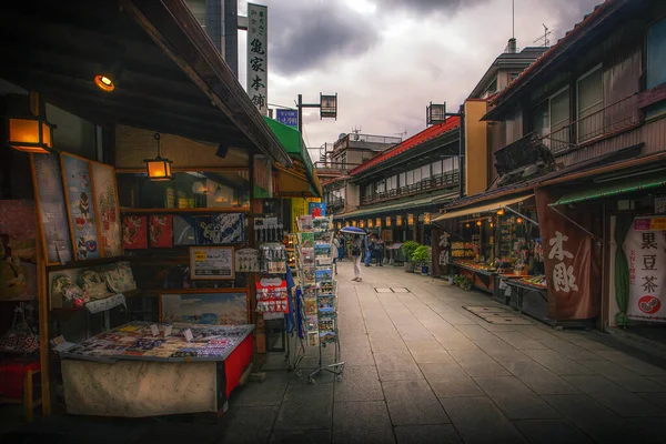 柴又は東京の東の端に位置する街で 昨年も昔の魅力を残しつつ 現代の東京とは完璧な距離を置いています — ストック写真