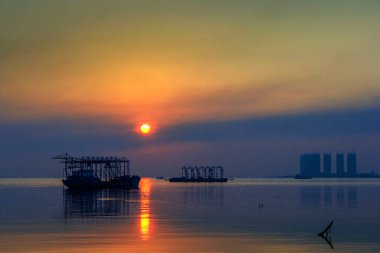 Jakarta Endonezya 'nın kuzeyinden güzel bir gün doğumu manzarası