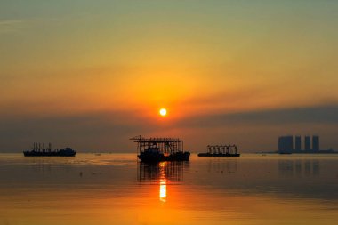 Jakarta Endonezya 'nın kuzeyinden güzel bir gün doğumu manzarası