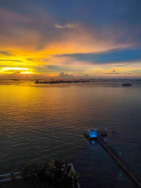 Makassar, Güney Sulawesi, Endonezya 'da hiç şaşmayan gün batımı. 17 11 2025