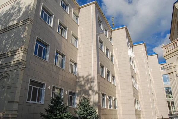 Odessa 'daki uluslararası akademik okulun inşaatı. Neoklasik mimariyle zenginleştirilmiş binanın üzerinde haç bulunan merkezi bir altın kubbe var..