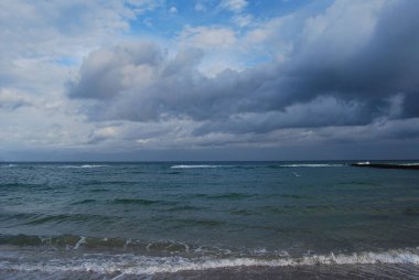 Karadeniz 'in güzel deniz manzarası. Karadeniz' in deniz manzarası. Yumuşak dalgalar kumlu bir sahile vuruyor..