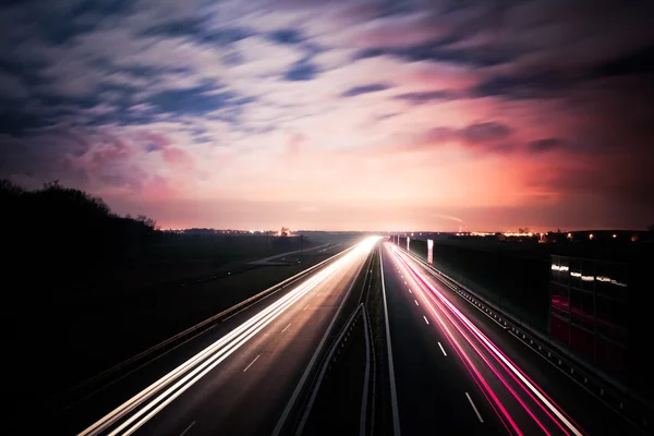 Dálnice přes noc zářivé nebe. — Stock fotografie