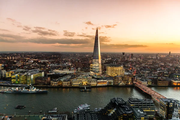 Gün batımında Londra silueti.