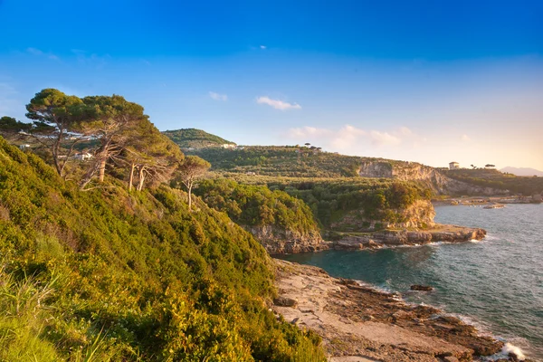 Barevný sunny Sorrento mezník. Pobřeží jižní Itálie, Evropa. — Stock fotografie