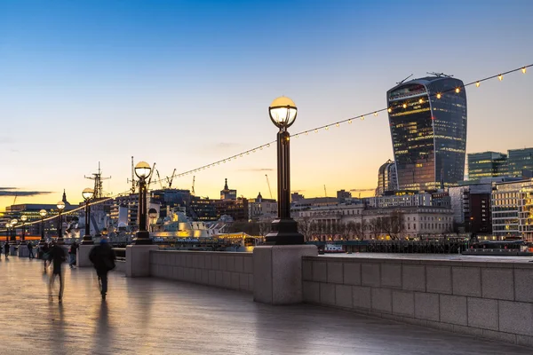 Orilla del río Londres al atardecer — Foto de Stock