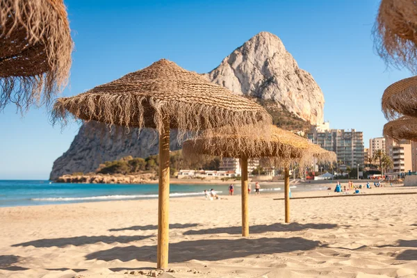 Koncepcja Holiday. Parasole na wybrzeżu Costa Blanca Hiszpania — Zdjęcie stockowe