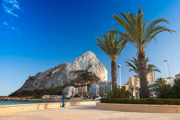 Calpe a népszerű turista üdülőhely. Alicante tartományban, Spanyolország, Európa. — Stock Fotó