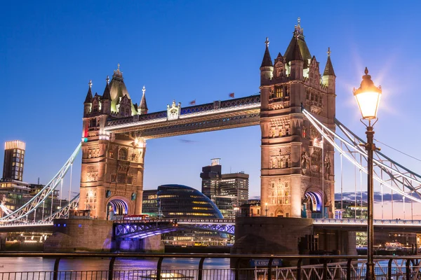 Verlichte Tower Bridge. Londen — Stockfoto