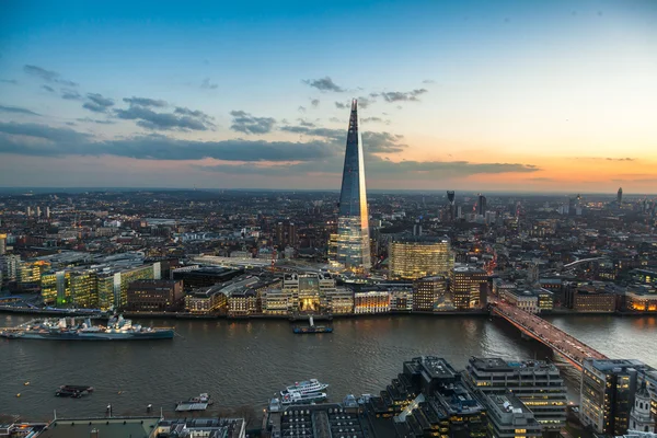 Gün batımında Londra silueti.