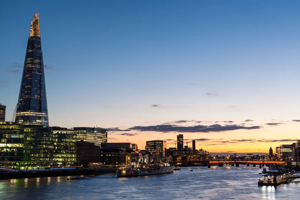 Gün batımında Londra silueti.
