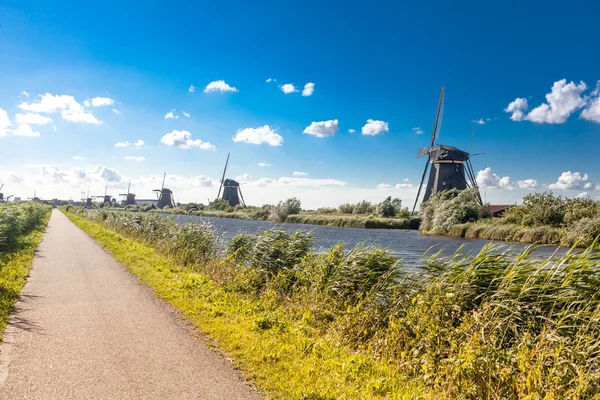 Holland hagyományos szélmalmok. Kinderdijk falu — Stock Fotó