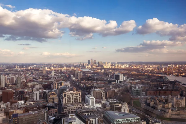 Stadtbild mit Häusern und Wolkenkratzern — Stockfoto