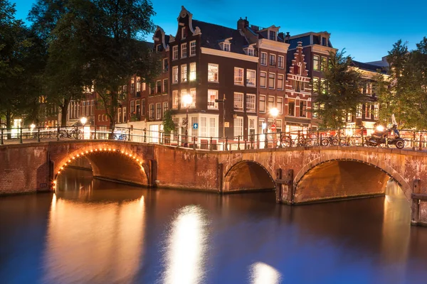 Amsterdam cidade à noite — Fotografia de Stock