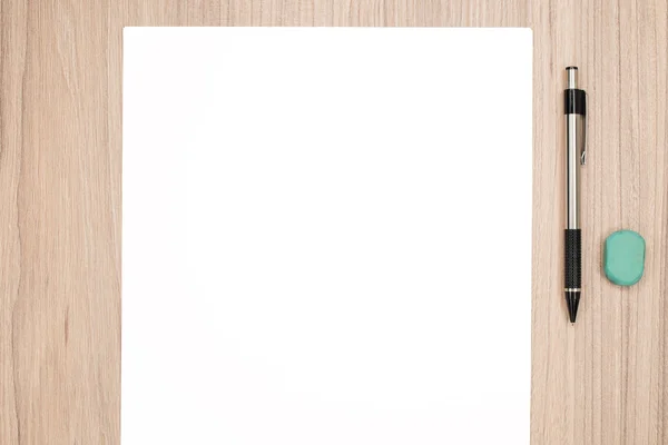Blankt papper med penna — Stockfoto