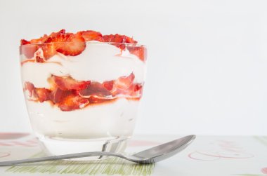 Çilekli tatlı kaşık ile