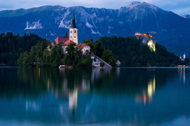 Bled Adası ve Slovenya'da alacakaranlıkta castle