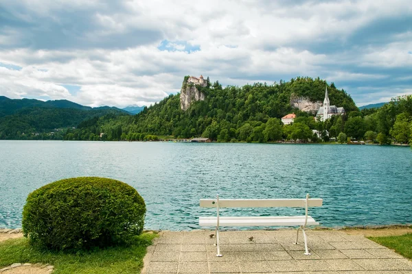 Göl ve Slovenya'da ön planda beyaz tezgah Bled Kalesi