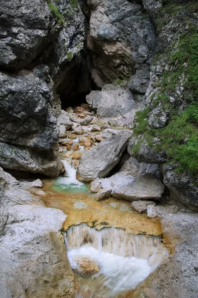 Fuente del río Mlinarica y desfiladero en el Parque Nacional Triglav, Slove — Foto de Stock