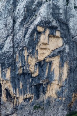 Pagan kız kaya oluşumu closeup mountain yakınındaki geçmek Vrsic ben