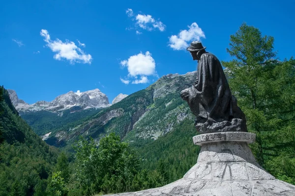 Denkmal für dr. julius kugy im Trentatal in der Nähe des Berges — Stockfoto