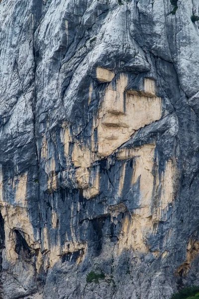 Pagan kız kaya oluşumu closeup mountain yakınındaki geçmek Vrsic ben