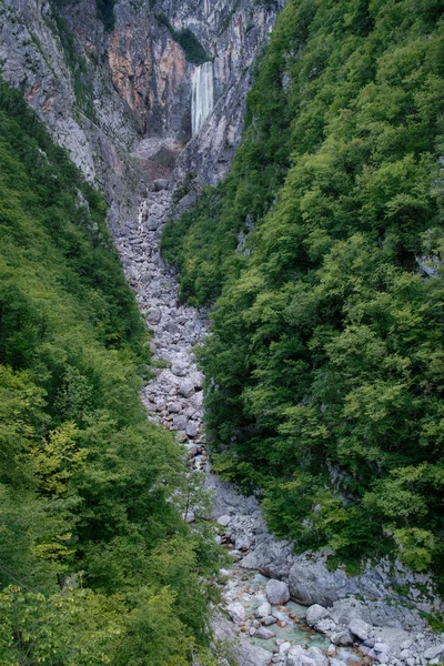 Cascada de Boka rodeada de bosque en el Parque Nacional de Triglav, Sl — Foto de Stock