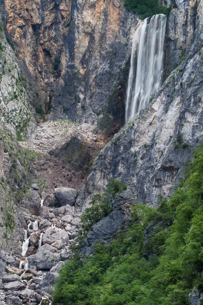 Cascada de Boka en el Parque Nacional de Triglav, Eslovenia — Foto de Stock