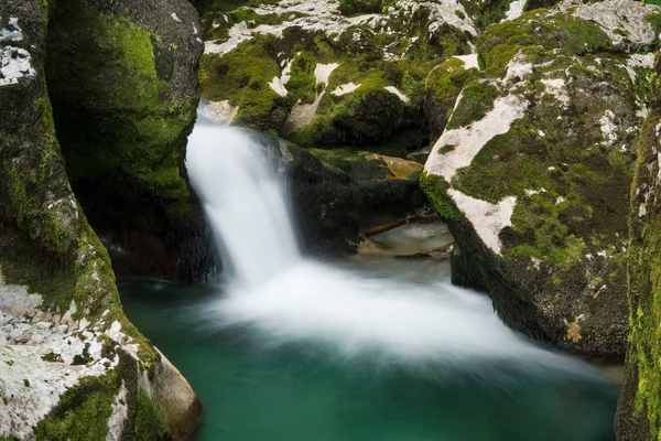 Pequeña cascada en Mostnica Gorge, Eslovenia — Foto de Stock