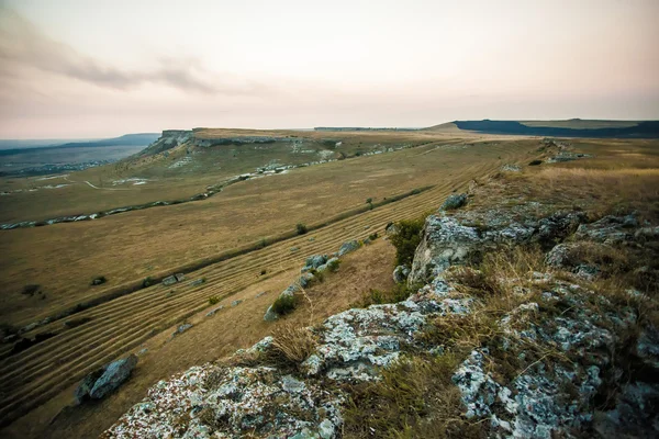 Gün batımında dağ manzarası