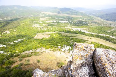 yüksek bir dağ kenarında