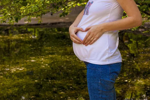 Chica embarazada en un paseo — Foto de Stock